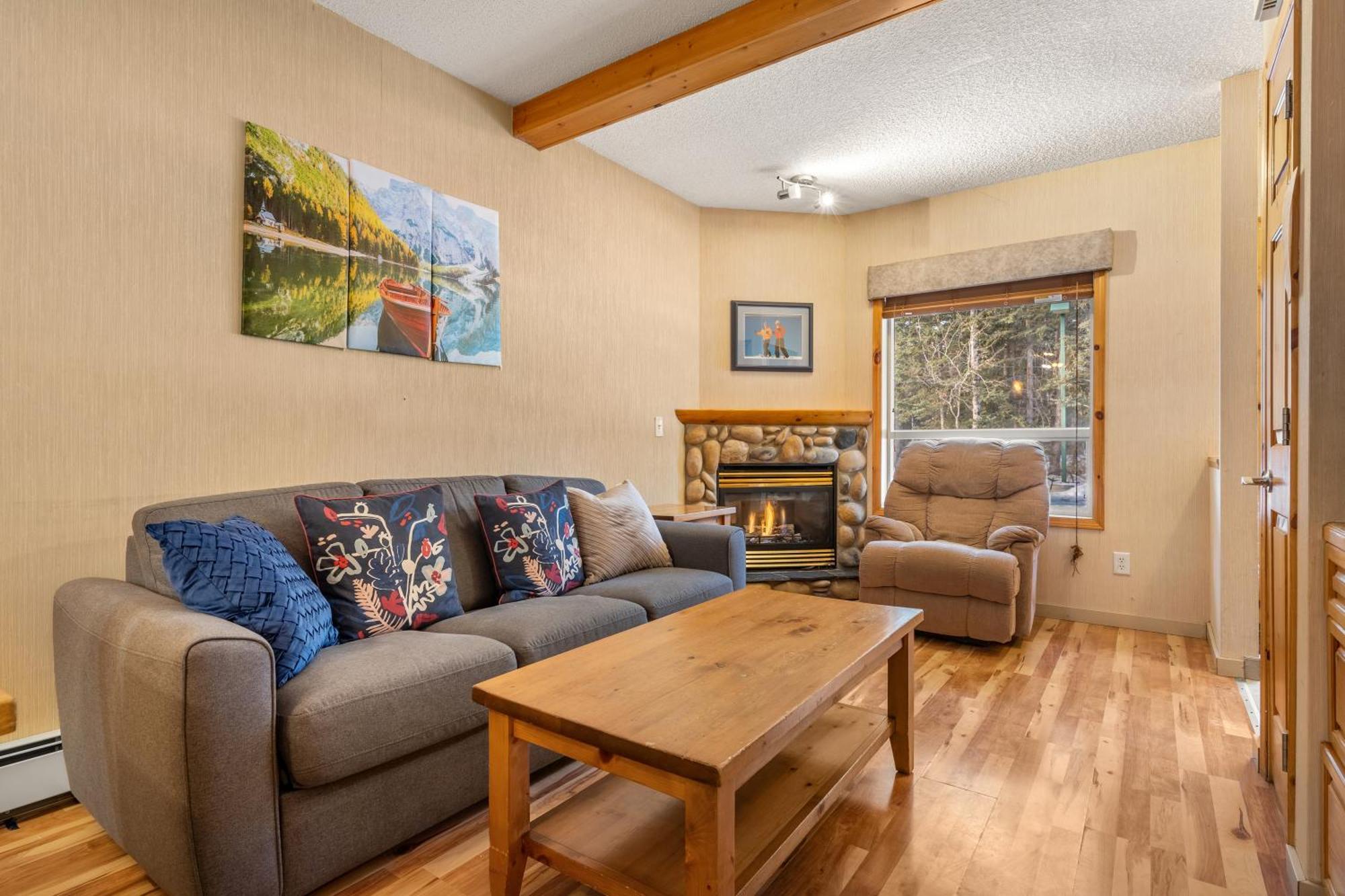 Banff Woods Lodge Canmore Ngoại thất bức ảnh