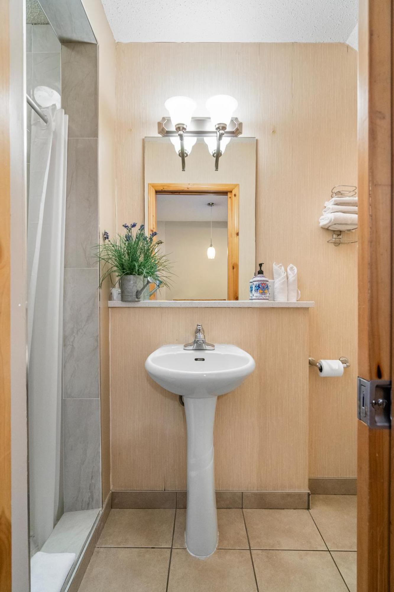 Banff Woods Lodge Canmore Ngoại thất bức ảnh