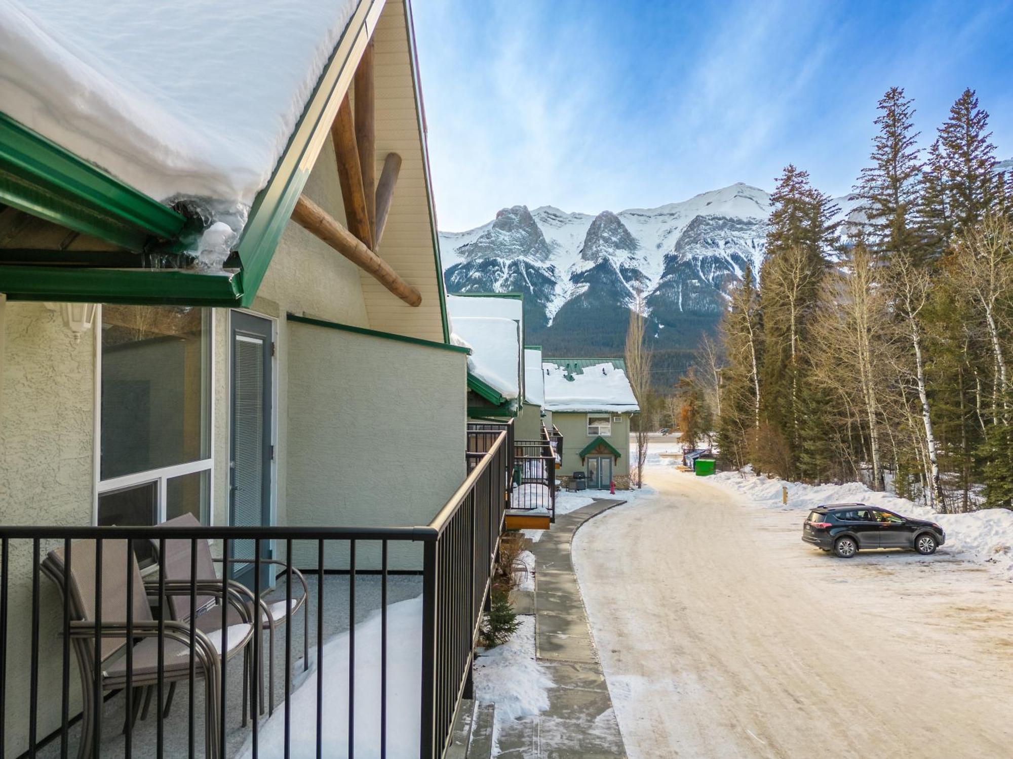 Banff Woods Lodge Canmore Ngoại thất bức ảnh
